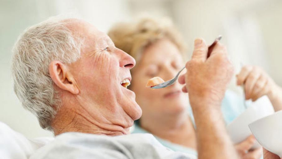 من أعراض صعوبات البلع لدى المسنين الحاجة إلى جهد أو وقت أكثر من اللازم لمضغ الطعام وبلعه - (أرشيفية)